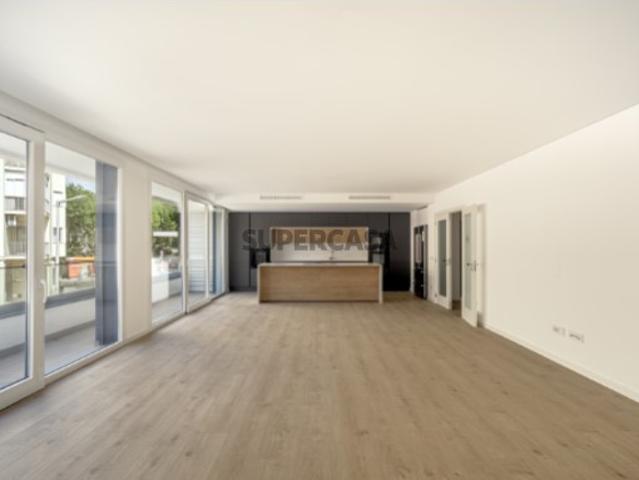Apartamento T3 com vista mar e garagem em Cascais