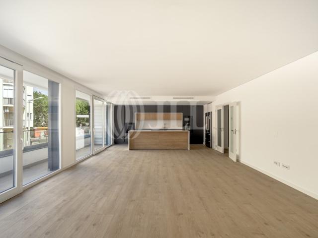 Apartamento T3 com vista mar e garagem em Cascais