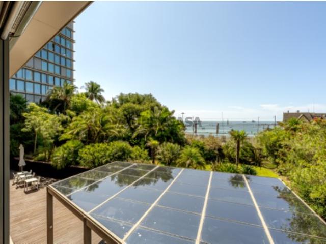 Apartamento T3 com vista mar, situado em Cascais