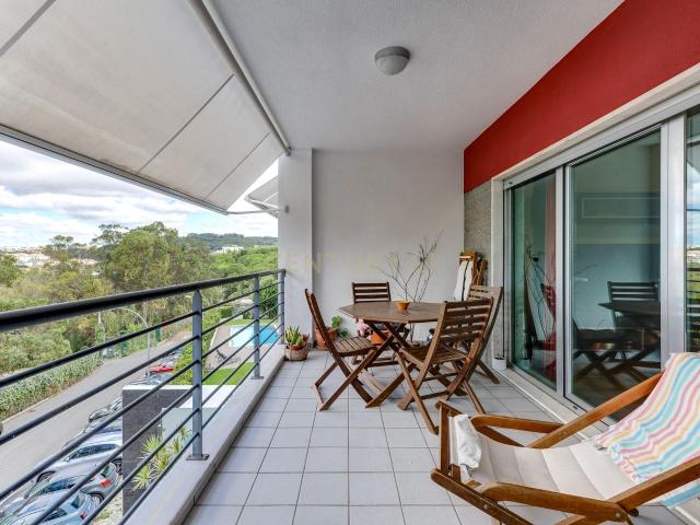 Apartamento T3 com vista panorâmica sobre o Jamor em condomínio fechado com piscina e ginásio