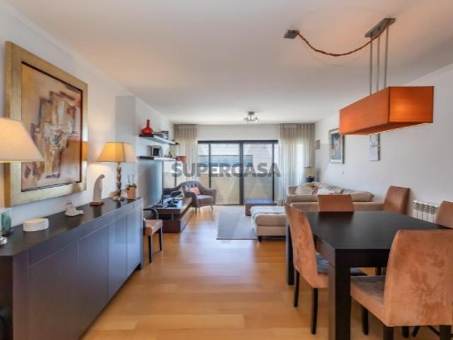Apartamento T3 com Vista Rio em Algés, 3 Lugares de Estacionamento e Arrecadação