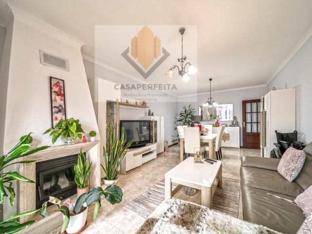 Apartamento T3 Como Novo com Varandas e Box a 1500 metros da Praia de Valadares
