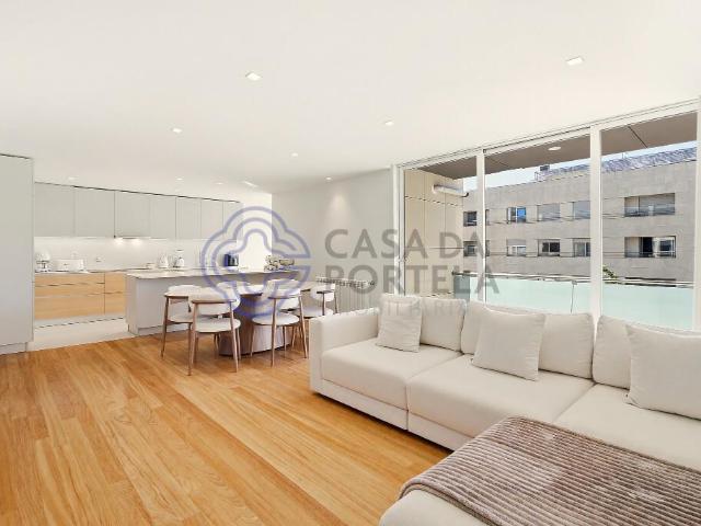 Apartamento T3 como novo, com 2 lugares de garagem e arrecadação — Páteo de Quires, Maia