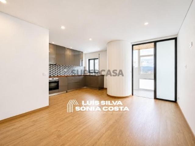 Apartamento T3 Completamente Remodelado | Elevador | Varandas | Centro de São João da Madeira