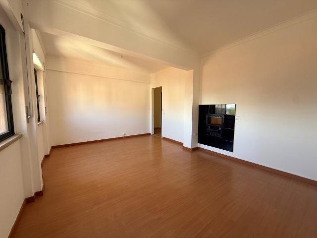 Apartamento T3 convertido em T2 no centro do Barreiro Vend. 74m² Santo André e Palhais