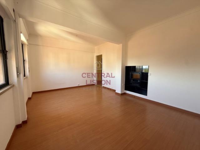 Apartamento T3 convertido em T2 no centro do Barreiro Venda