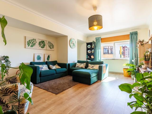 Apartamento T3 convertido em T2 c/ 2 Salas, Semi Remodelado em São Marcos, Sintra