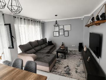 Apartamento T3 convertido em T2, com jardim nas traseiras, em Frielas