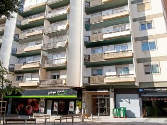 Apartamento T3 convertido em T2 Paço de Arcos. Comboio