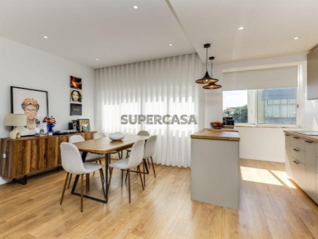 Apartamento T3 convertido em T2 totalmente remodelado em Linda a Velha