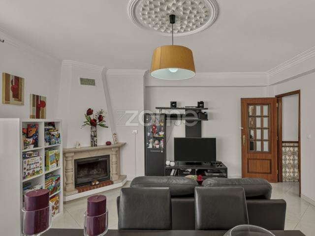 Apartamento T3 c/parqueamento centro de Caneças