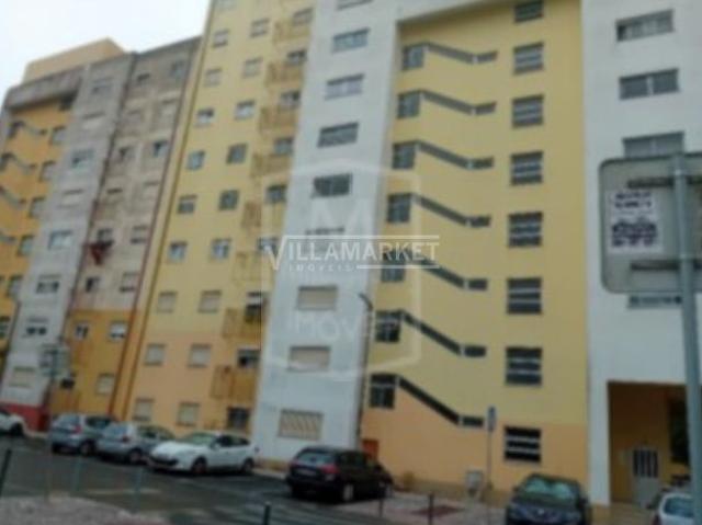 Apartamento T3 da banca inserido no 4º andar de um edifício situado em Casal de Cambra no Concelho de Sintra