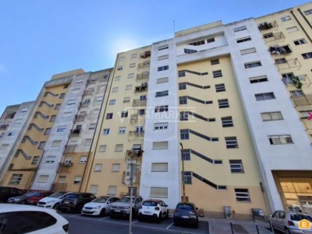 Apartamento T3 da banca inserido no 4º andar de um edifício. 85m² Casal De Cambra
