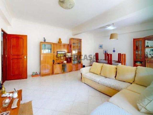 Apartamento T3 de 107 m² com varanda e arrecadação em Olival Basto