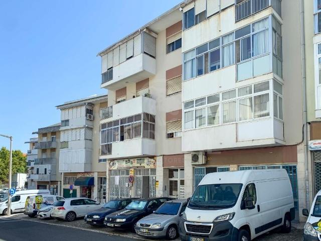 Apartamento T3 de 107 m² com varanda e arrecadação em Olival Basto