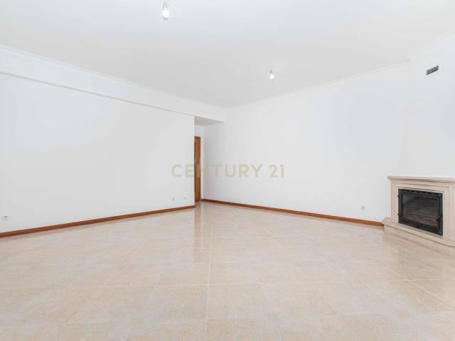 Apartamento T3 de 135 m² com Box para 2 Carros, Elevador e Arrecadação para arrendar | Agualva Cacém