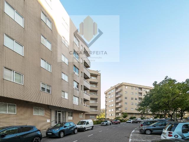 Apartamento T3 de 2 Frentes com Varanda, Box e Arrumo Cent. 114m² Mafamude