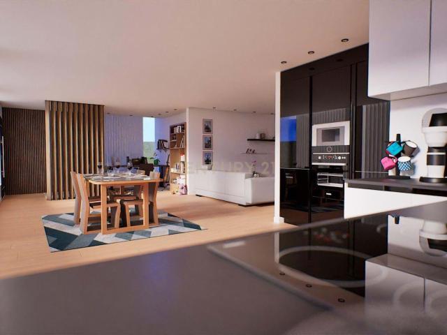 Apartamento T3 de 3 frentes com varanda à N1