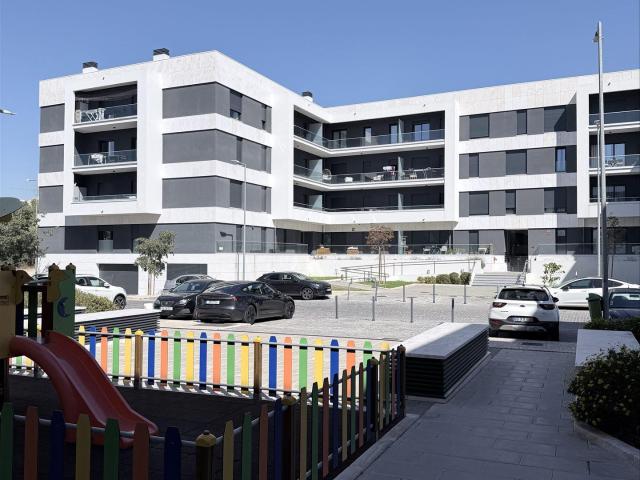 Apartamento T3 de Último Andar em Famões | 165 m² | Sistema. 165m² Pontinha e Famões