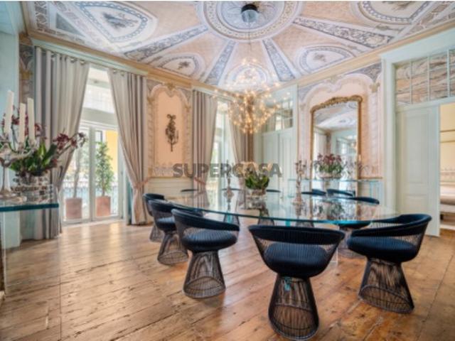 Apartamento T3 de charme em antigo palacete em Alfama, Lisboa