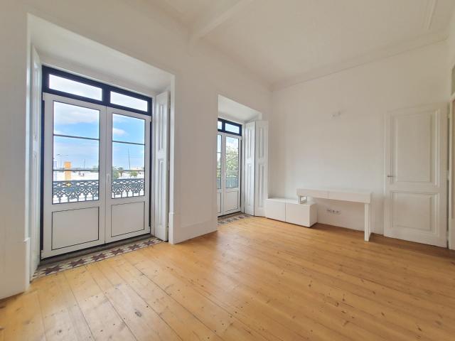 Apartamento T3 de Charme para arrendar na Av. Luísa Todi