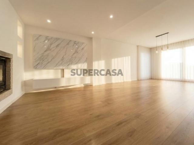 Apartamento T3 de gaveto com varandas e garagem fechada localizado na Sé em Braga