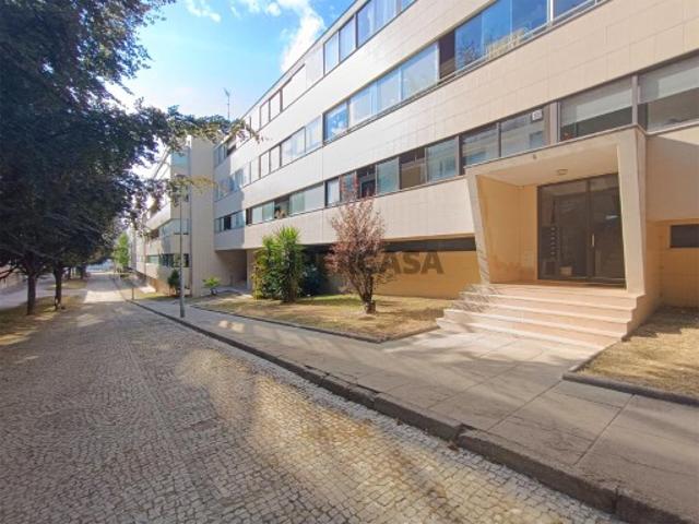 Apartamento T3 de gaveto com varandas, garagem fechada e excelentes áreas na Sé em Braga