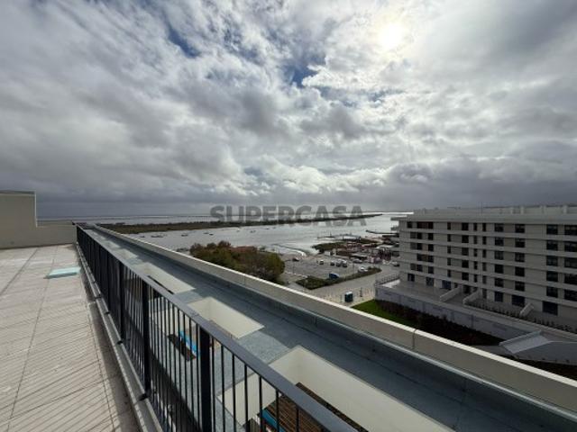 Apartamento T3 de luxo com terraço, vista deslumbrante sobre o Rio Tejo, 3 lugares de garagem e arrecadação, localizado numa das zonas mais exclusivas do Parque das Nações, Vila Rio em Lisboa