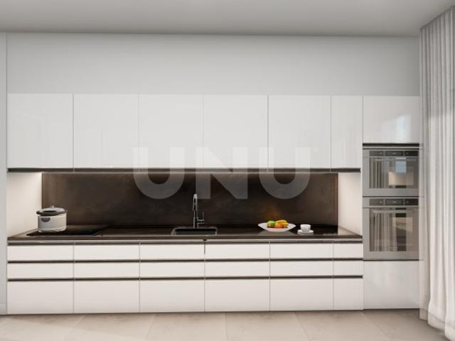 Apartamento T3 de luxo com varandas, dois lugares de garagem e arrecadação
