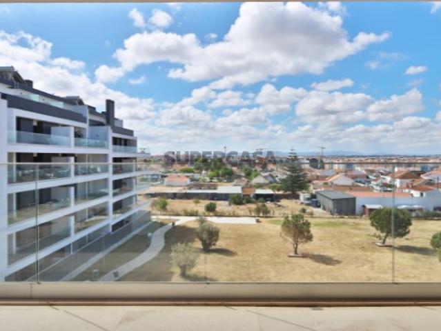 Apartamento T3 de luxo com box no Montijo