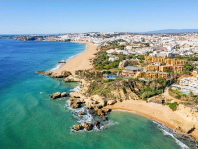 Apartamento T3 de luxo com piscina e garagem, a 1500 metros da Praia Albufeira