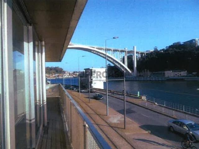 Apartamento T3 de Prestígio com Vistas Deslumbrantes sobre o Douro e o Mar