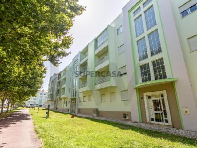 Apartamento T3 Duplex com aproveitamento superior | 5 Quartos | Garagem Box | Montijo