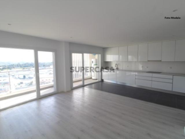 Apartamento T3 Duplex com Estacionamento e Arrumos em Vale Milhaços Corroios