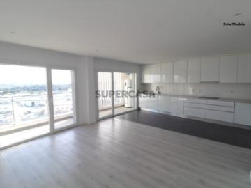 Apartamento T3 Duplex com Estacionamento e Arrumos em Vale Milhaços Corroios