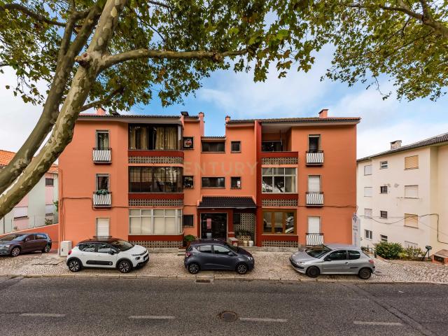 Apartamento T3 duplex, com garagem, em Cascais