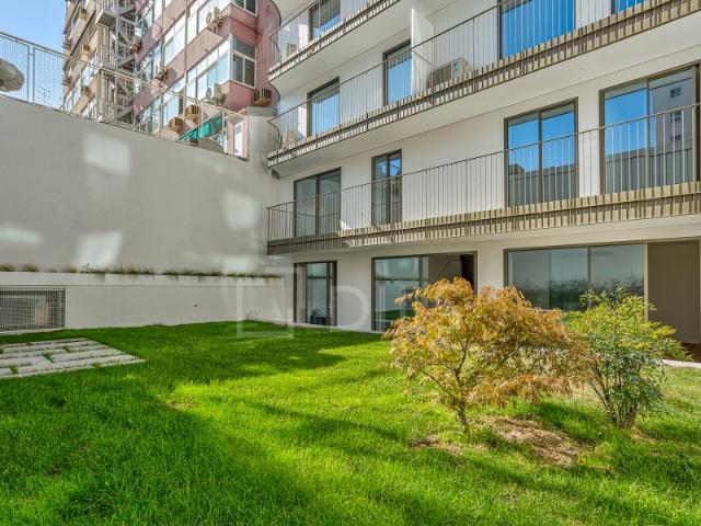 Apartamento T3 duplex com jardim em novo empreendimento no Campo Pequeno