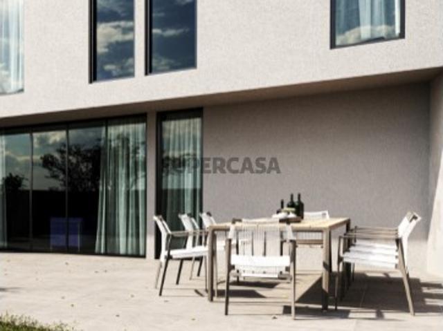 Apartamento T3 Duplex com Lugares de Estacionamento em Esgueira