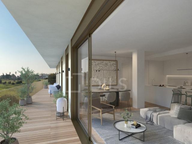 Penthouse T3 duplex com piscina privativa e terraço, em Miraflores