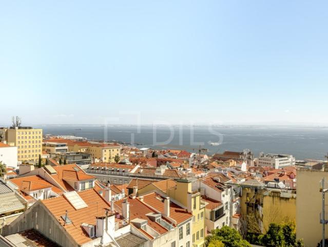 Apartamento T3 duplex, com terraço e 2 estacionamentos, em Lisboa