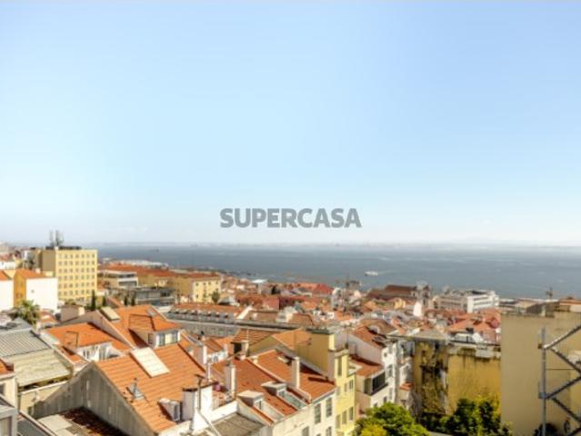 Apartamento T3 duplex, com terraço e 2 estacionamentos, em Lisboa
