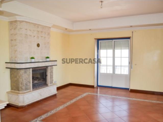Apartamento T3 Duplex com Terraço e Garagem na Lourinhã