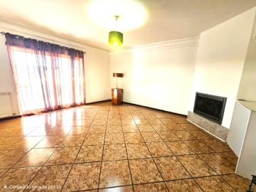 Apartamento T3 Duplex com Terraço, localizado em Abraveses