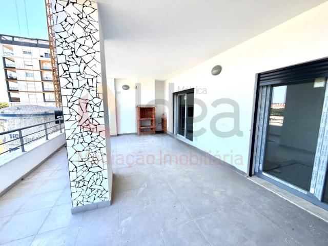 Apartamento T3 Duplex com Terraços e Garagem Condomínio Jardins da Ladeira, Seixal