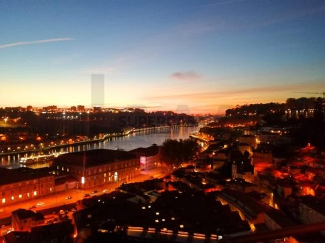 Apartamento T3 Duplex com varanda e vista rio Douro, no Passeio das Virtudes