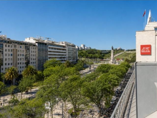 Apartamento T3 duplex com varanda e estacionamento, na Avenida da Liberdade