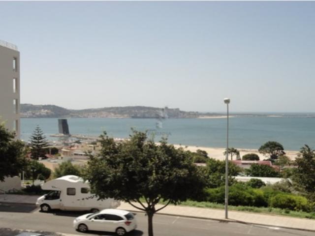 Apartamento T3 Duplex com vista rio para arrendamento em Linda A Velha, Lisboa