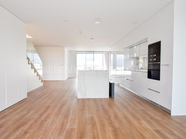 Apartamento T3 duplex c/dois Terraços e Garagem 4 carros