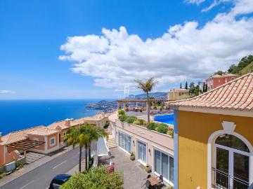 Apartamento de 3 Quartos com Vista para o Mar na Vila de Palheiro, Funchal