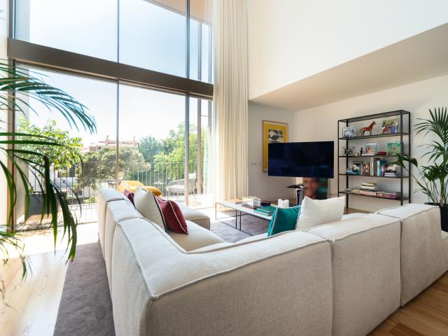 Apartamento T3 duplex luxo praticamente novo em condomínio fechado com piscina, ginásio, segurança. Enquadramentos de vista mar